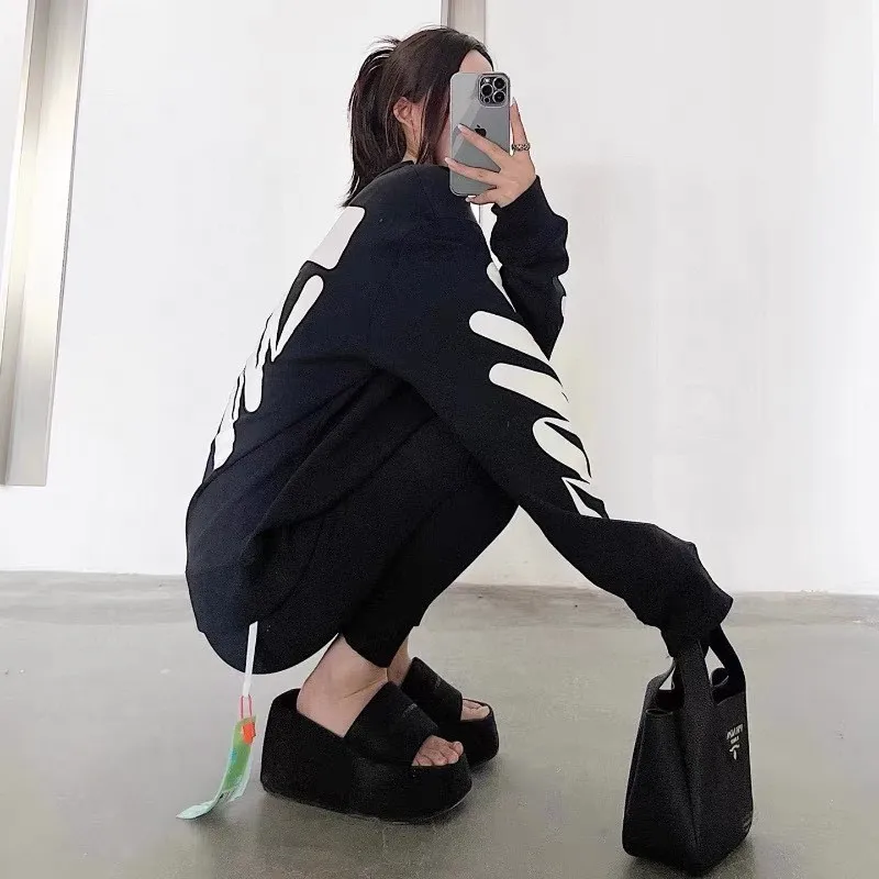 ♻️💯Upper body reference model picture❤️Top version OFF-WHITE OW black and white graffiti brush wave pattern zebra crossing ECG men's and women's loose T-shirt men's and women's same style round neck sweatshirt After the ECG series, the tiger stripe pattern appears again. This may be another simple and luxurious new model after the merger with LV. Awesome black and white color scheme, new artistic derivation of signature elements, and simple fashion style is remarkable. Small dropped shoulders, slightly wide style, suitable for both men and women.  Imported glue technology, extremely strong. 21 brand new washable collar label tags, customized one to one. The fabric is 480g double-ply double-yarn terry fabric, which is full of drape and smooth to the touch. A must-have for fall and winter!  Color: Black Size: XS-L P:360